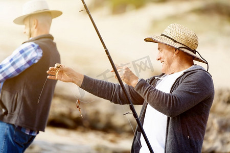 连家渔民摄影照片_渔夫的照片。渔民用钓竿捕鱼的图片