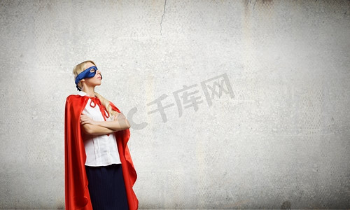 感觉自己是个英雄！年轻自信的女人在超级英雄服装