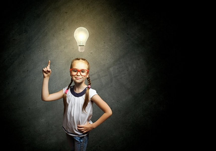 儿童数学摄影照片_小天才。戴着眼镜背着黑板的学龄期可爱小女孩