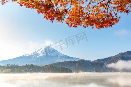 Mt.Mt.秋天的富士在日本的川口湖或川口湖下雪