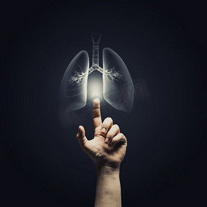 肺部健康男性手指着肺放射摄影在黑暗的背景