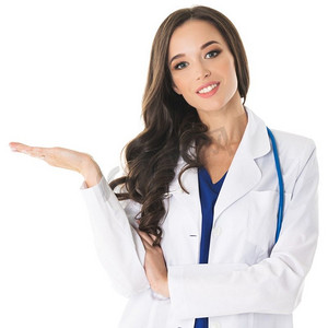 医生显示空白区域。快乐微笑的年轻漂亮女医生，在白色背景上显示签名或文案空白区域，孤立