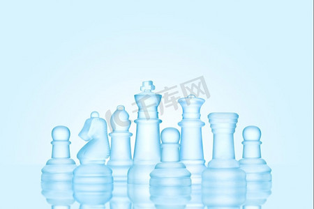 战场人物摄影照片_战略和领导理念；结冰的磨砂国际象棋人物，像一家人一样站在一起准备下棋。