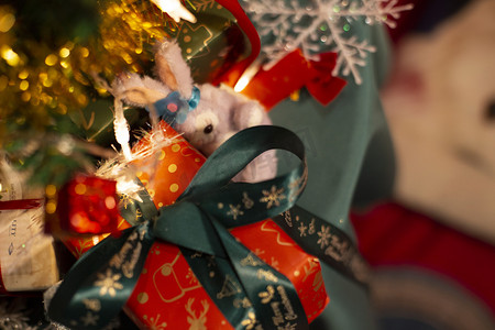 红色金色节日摄影照片_礼物玩具圣诞节圣诞树平安夜红底图蝴蝶结金色纯色