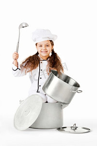 一个漂亮的小女孩装扮成厨房的手，手里拿着锅盖和勺子。