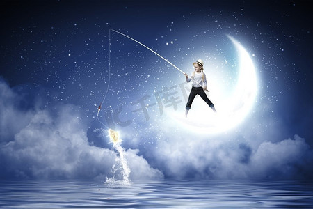 小渔夫。拿着钓鱼杆站在月球上的可爱女孩