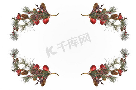 松枝装饰摄影照片_带球果的松枝圣诞装饰品