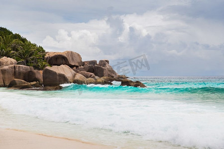 旅游，海景和自然概念-塞舌尔印度洋上的岛屿海滩。印度洋上塞舌尔的岛屿海滩
