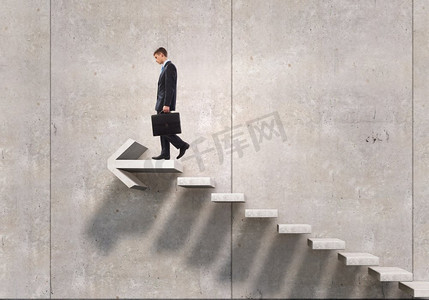 在职业阶梯上往上爬。年轻商人走上楼梯，象征着成长和进步