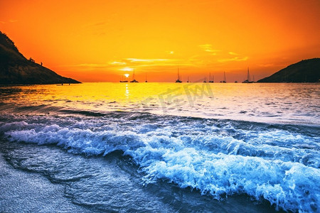 日落时分，泰国美丽的热带海面上的游艇
