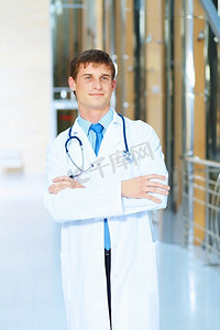 友善的男人摄影照片_友善的男医生。友好的男医生在医院微笑的肖像