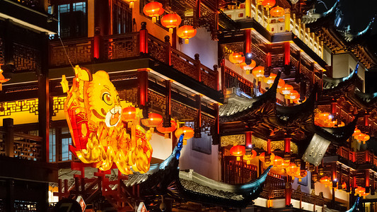 古典喜庆中国风摄影照片_新年元宵灯会古建筑和灯笼夜景