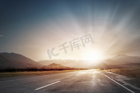 清心直道摄影照片_道路上的日出。风景如画的风景和道路上的日出