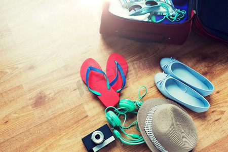 暑假，旅行，旅游和对象概念-旅行袋关闭与衣服和东西的。近摄的旅行袋与衣服和东西
