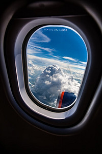 通过飞机窗户将经典图像投射到喷气式发动机上