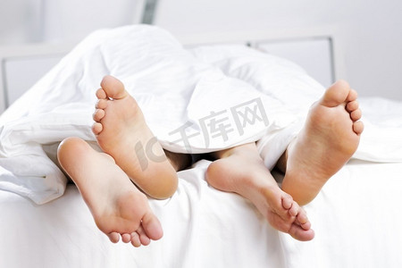 四只脚在床上的特写