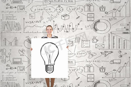 陈述自己想法的女人。年轻女商人在背景中打出横幅，展示着灯泡状的想法和战略草图