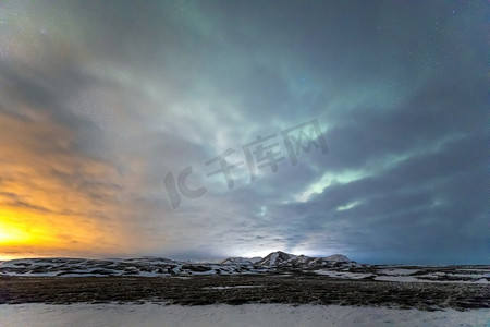 冰岛雷克雅赫利德Myvatn湖周围的北极光极光