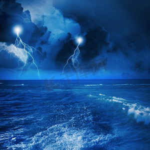 海上有雷雨。夜间狂风暴雨的大海，波涛汹涌，闪电闪电