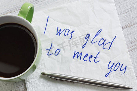 纸巾上写的信息。纸巾和木桌上的一杯咖啡上写着浪漫的信息