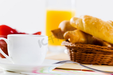 美味的早餐。早餐桌上有牛角面包果冻和一杯咖啡