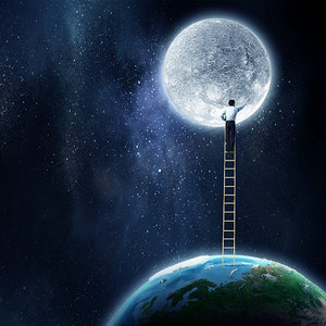 人类抵达月球星球。站在月球和地球之间的梯子上的商人。这张图片的要素由美国宇航局提供