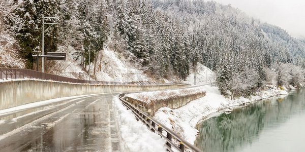 日本福岛Tadami河边的冬季风景全景