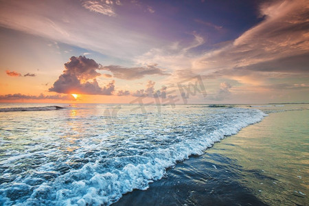 巴厘岛、塞米尼亚克、双六海滩的海上日落