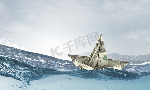 一美元纸船。美元钞票船漂浮在水面上