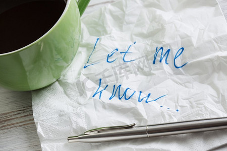 我喜欢纸巾上的忏悔。纸巾和木桌上的一杯咖啡上写着浪漫的信息