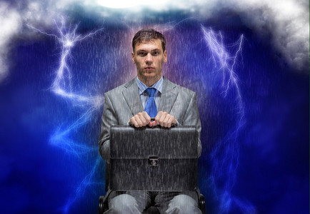 商业上的挑战。坐在雨中的陷入困境的商人的概念形象