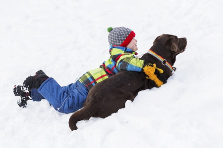 学龄儿童带着狗在冬季公园。我和我最好的朋友