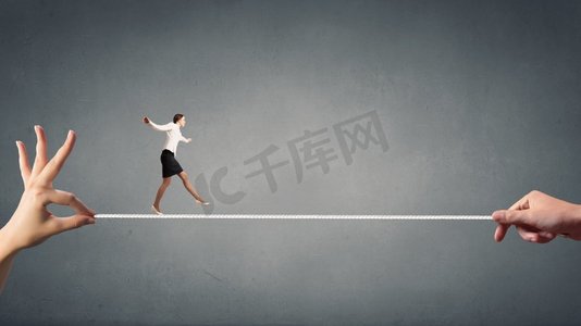 风险很大的生意。年轻勇敢的瑞奇女商人在绳子上保持平衡