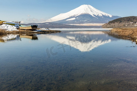 冬季富士山的反射在冰山中湖在雪冬季日本