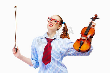 年轻的女小提琴家。戴着红眼镜的年轻滑稽女子拿着小提琴