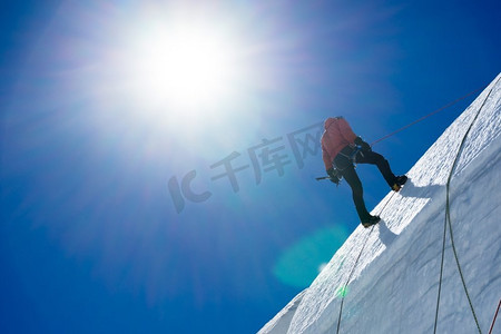 登山运动摄影照片_登山运动。人类攀登冰川的低角视角