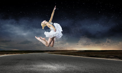 白色芭蕾舞女孩摄影图片-白色芭蕾舞女孩摄影作品-千库网