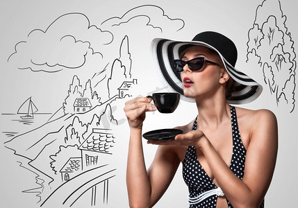 茶标语摄影照片_一张美丽的美女在粗略的风景背景下喝茶的创意复古照片。