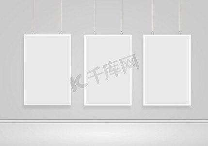 三条空白横幅。墙上挂着三条白色的空白横幅。文本的位置