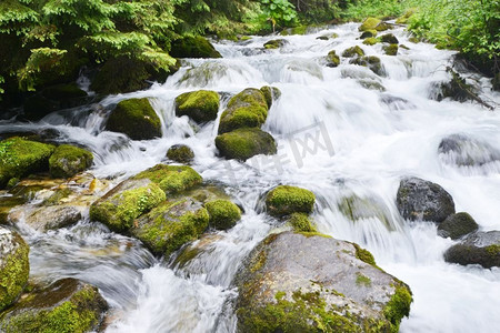 流水摄影照片_山里有流水的小溪