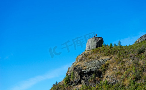 风景如画。新西兰阿尔卑斯山和徒步旅行者的自然景观