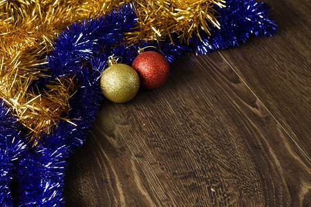 庆典背景图摄影照片_圣诞背景与装饰球和金属丝的背景圣诞节图象.文本位置