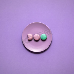 一张紫色背景的彩绘盘子的创意概念照片。