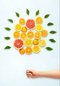 健康的饮食理念和创意静物的新鲜柑橘花束。