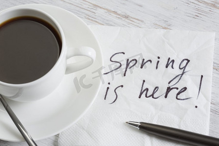 春天就要来了。春天来了，纸巾和咖啡上写着这样的信息