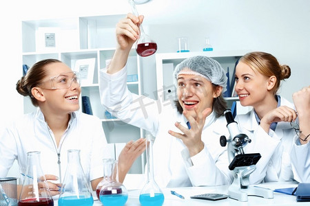 穿着白色制服的年轻科学家在实验室工作