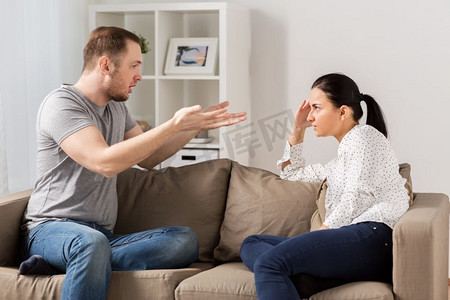 人际关系、关系困难、冲突和家庭观念-不幸福的夫妇在家里发生争吵。不幸的夫妇有争论在家里