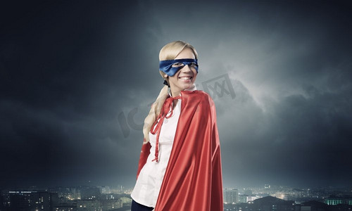 感觉自己是个英雄！年轻自信的女人在超级英雄服装
