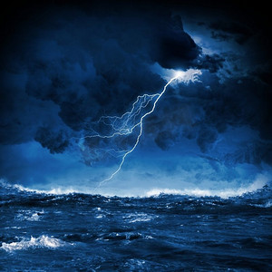 雷雨话剧摄影照片_海上有雷雨。夜间狂风暴雨的大海，波涛汹涌，闪电闪电