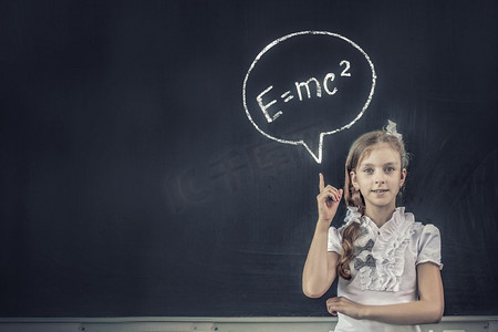 一名女学生用手指指着科学公式。回到学校